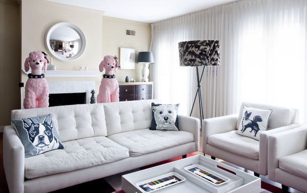 Casa con colores pastel y complementos con perros cojines sofá blanco con perro y perro rosa 