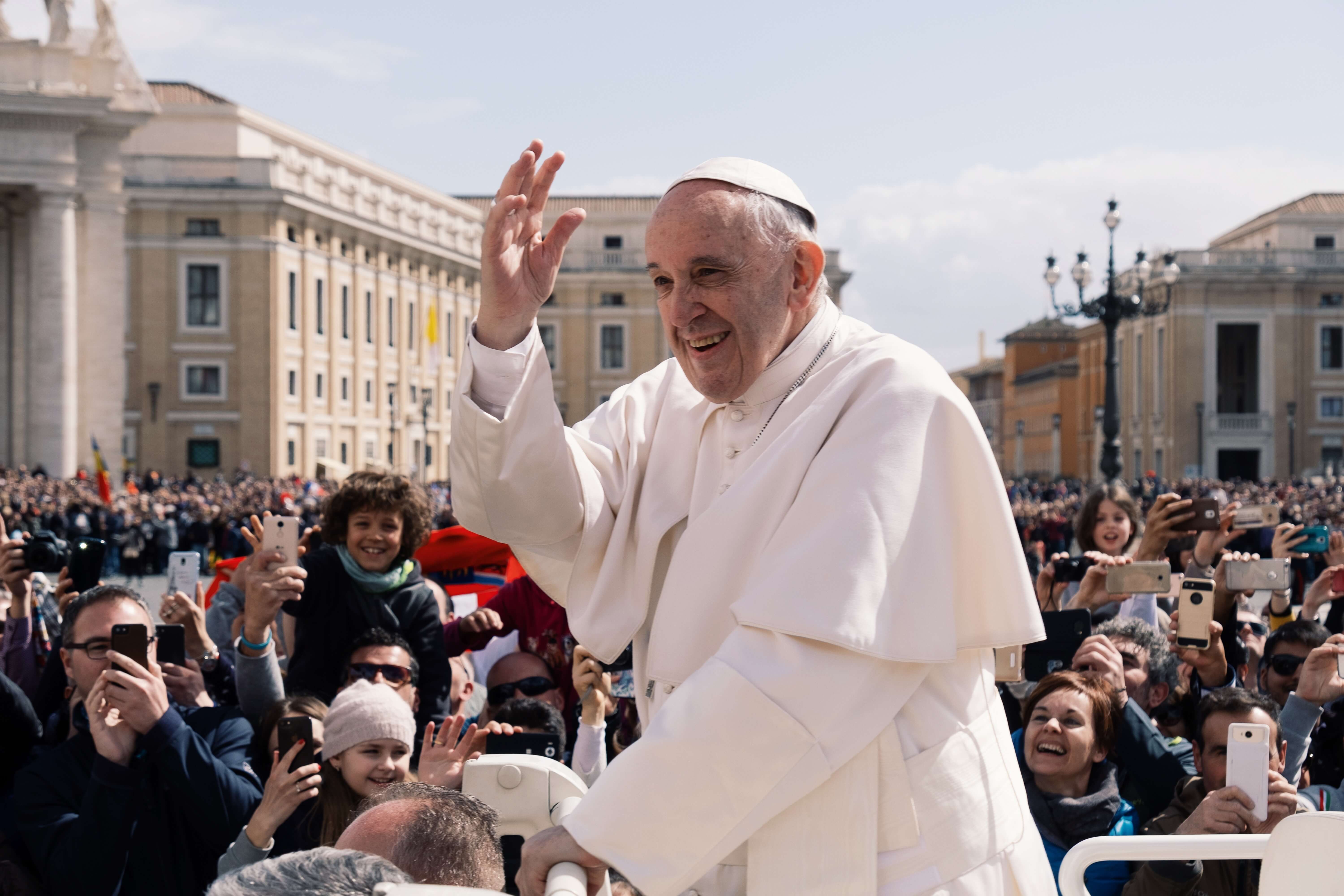 El papa Francisco saluda a la multitud frente al Vaticano