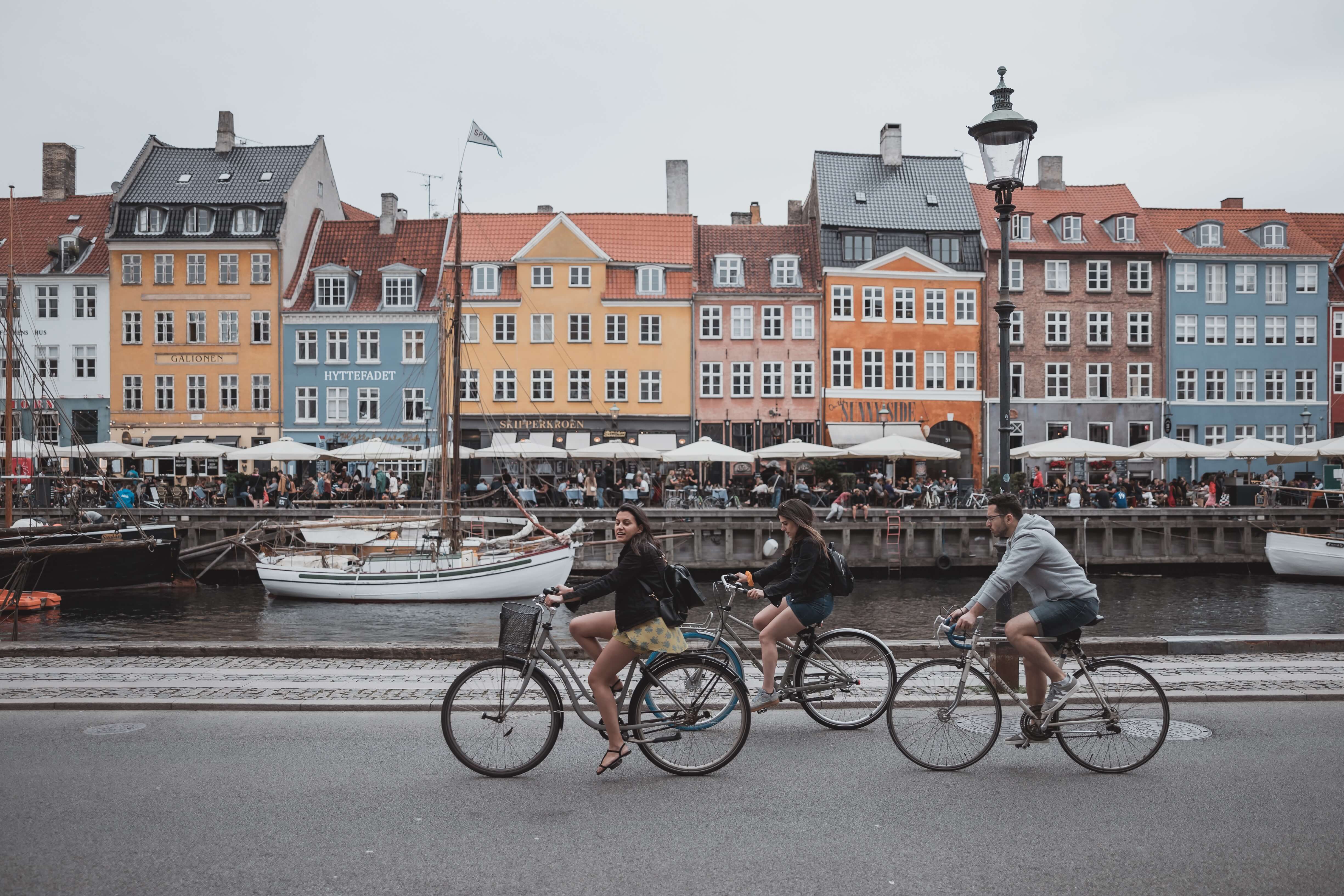 Ciclistas en el Canal de Copenhague