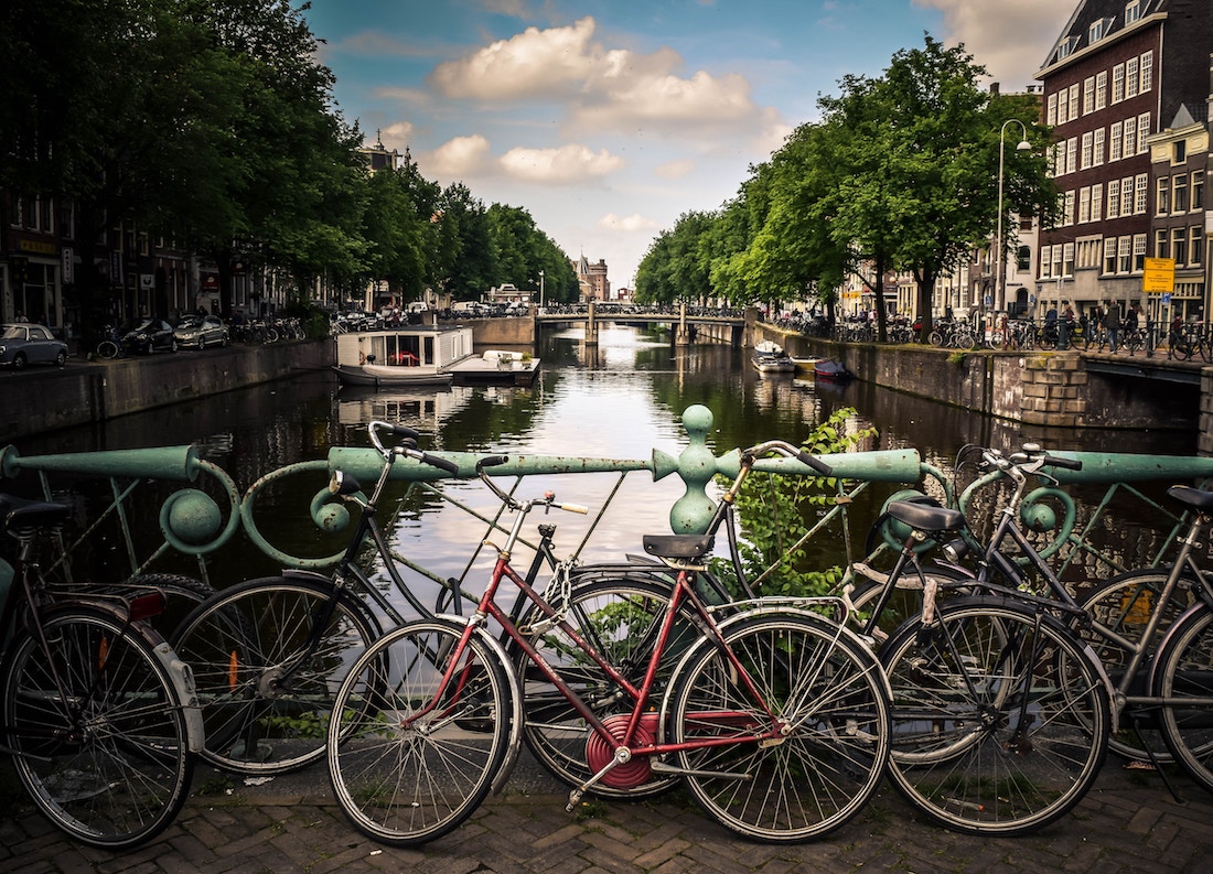 Un canal de Ámsterdam con bicicletas en verano 